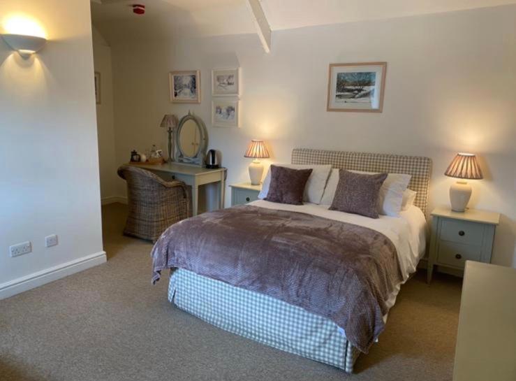 The Red Lion Hotel Cricklade Buitenkant foto