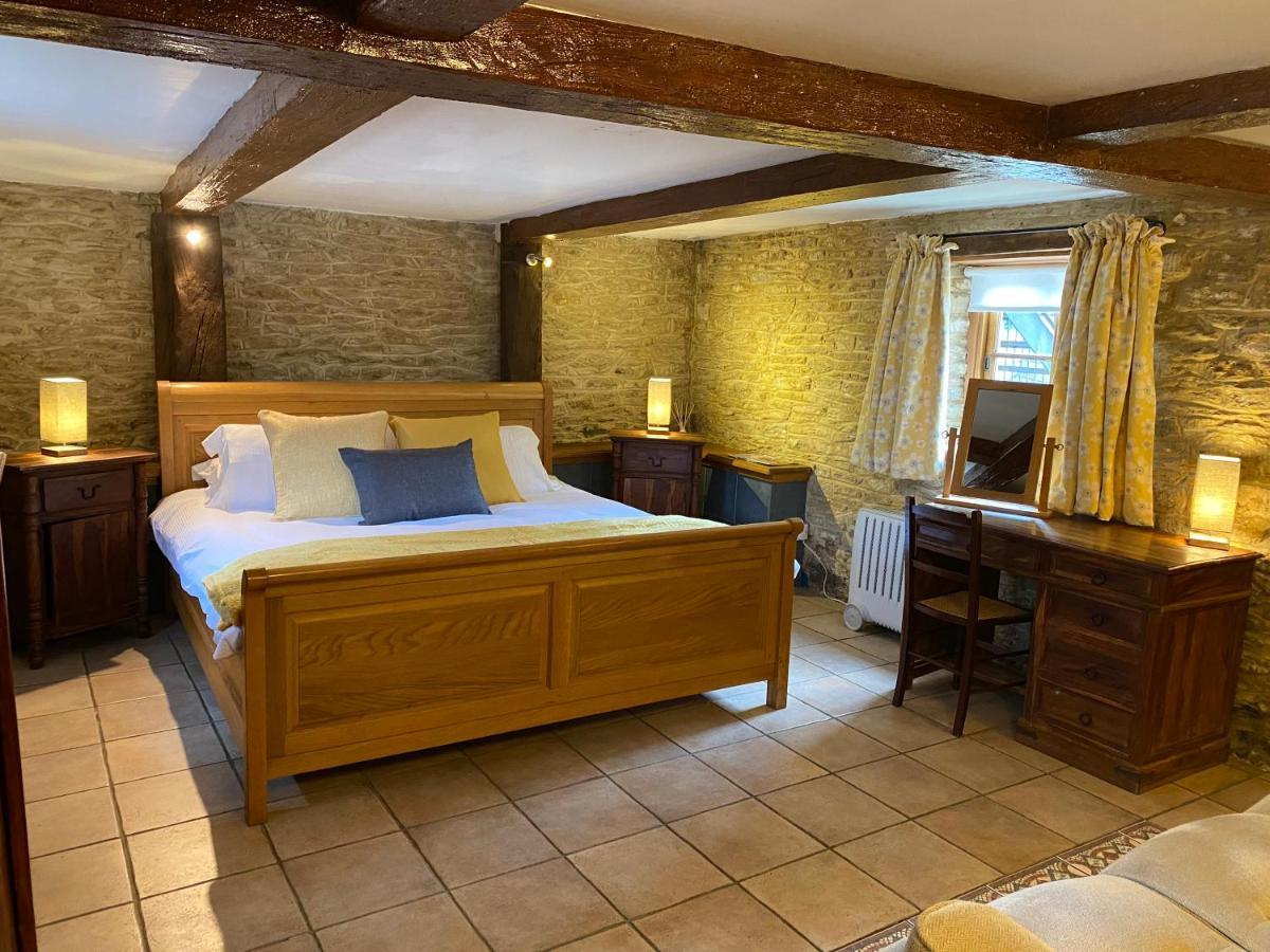 The Red Lion Hotel Cricklade Buitenkant foto